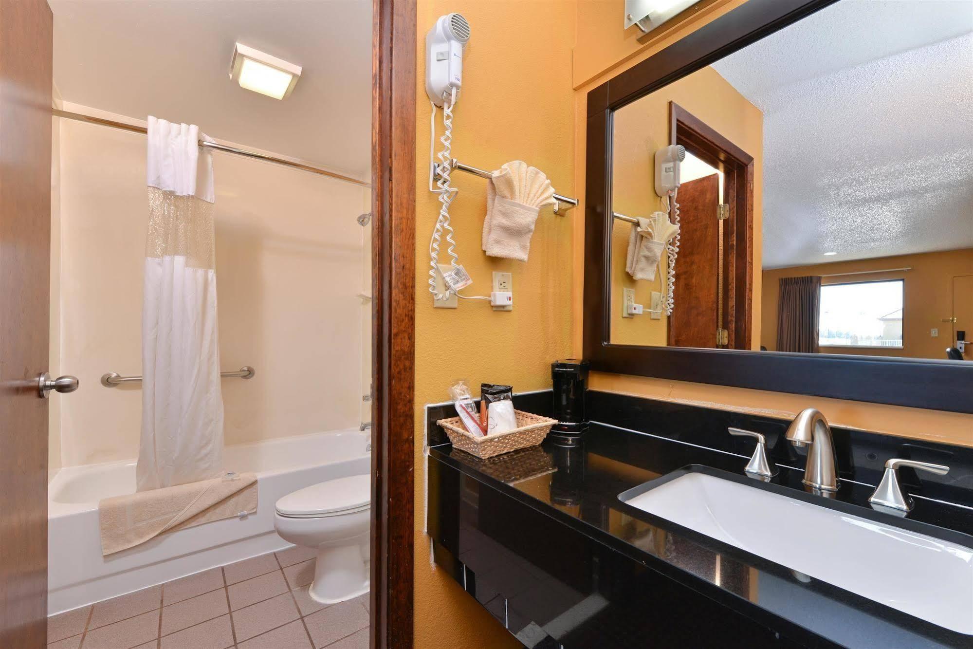 Americas Best Value Inn Byram Екстериор снимка